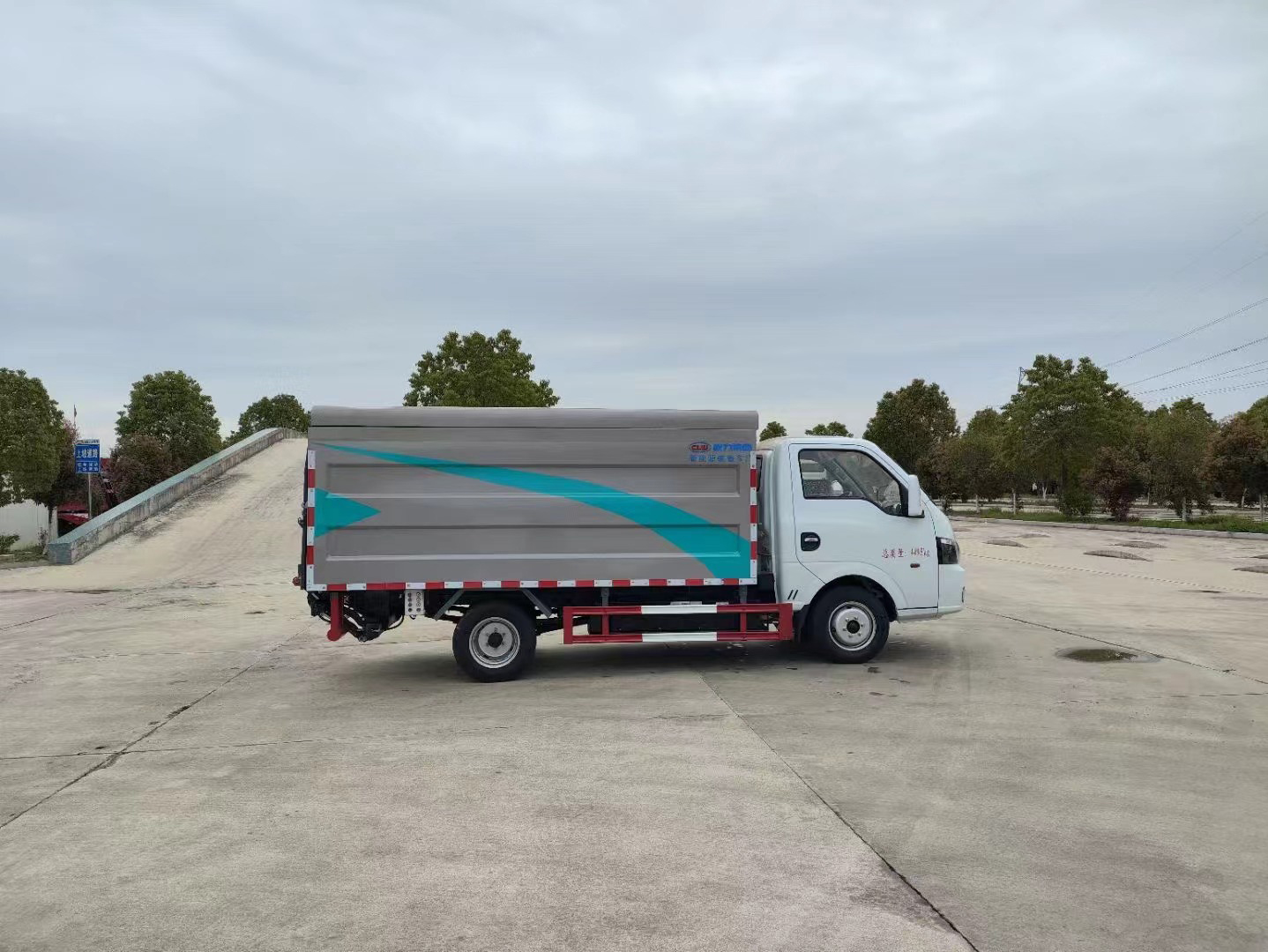 東風途逸4.5噸純電動桶裝垃圾車圖片3