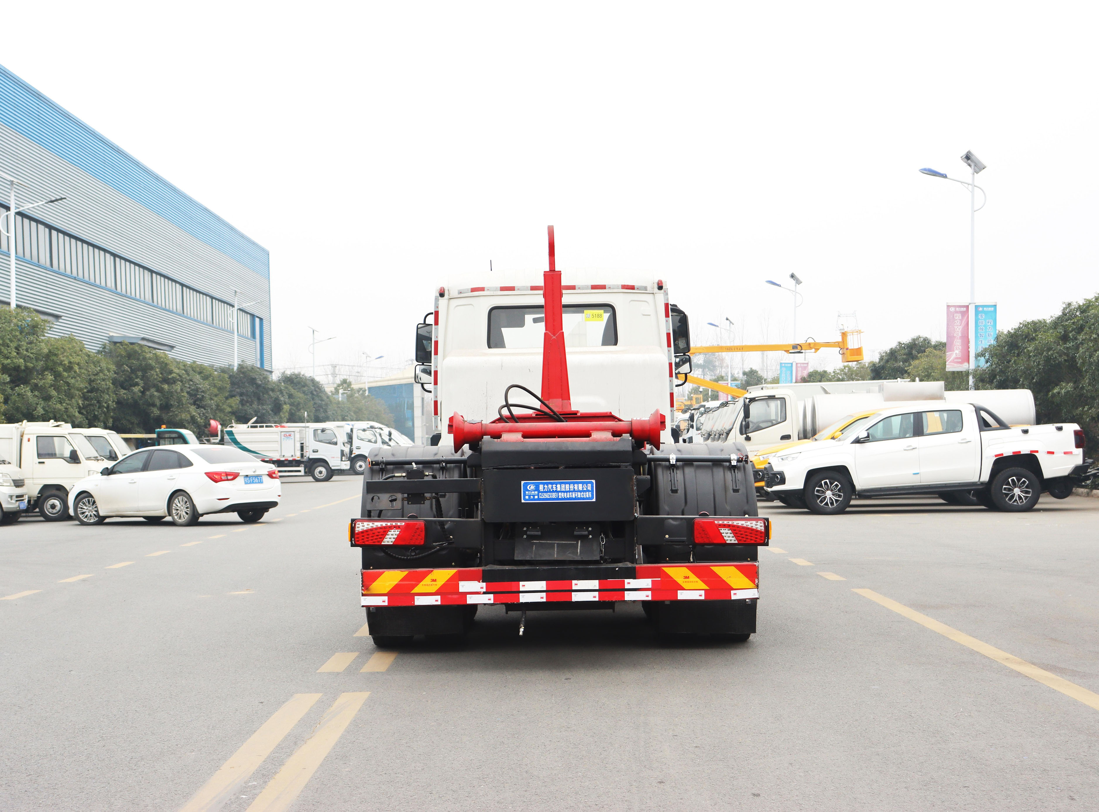 東風(fēng)天錦18方純電動(dòng)車廂可卸式垃圾車圖片4