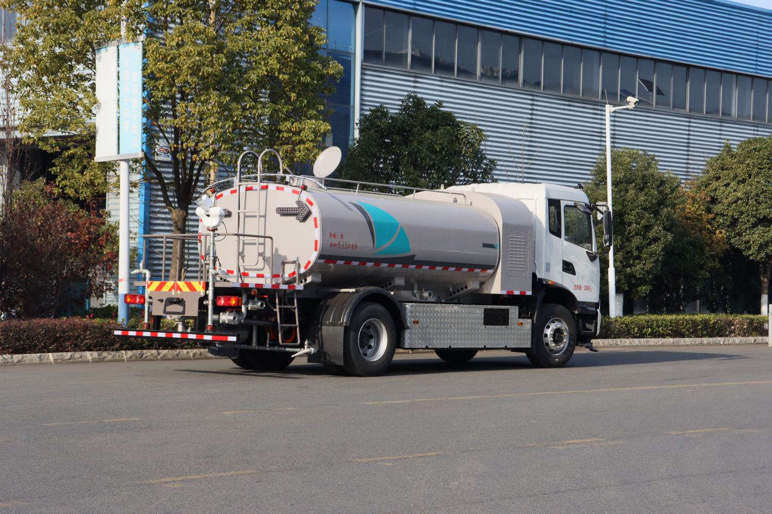 東風(fēng)天錦純電動(dòng)10方多功能灑水車(chē)圖片4