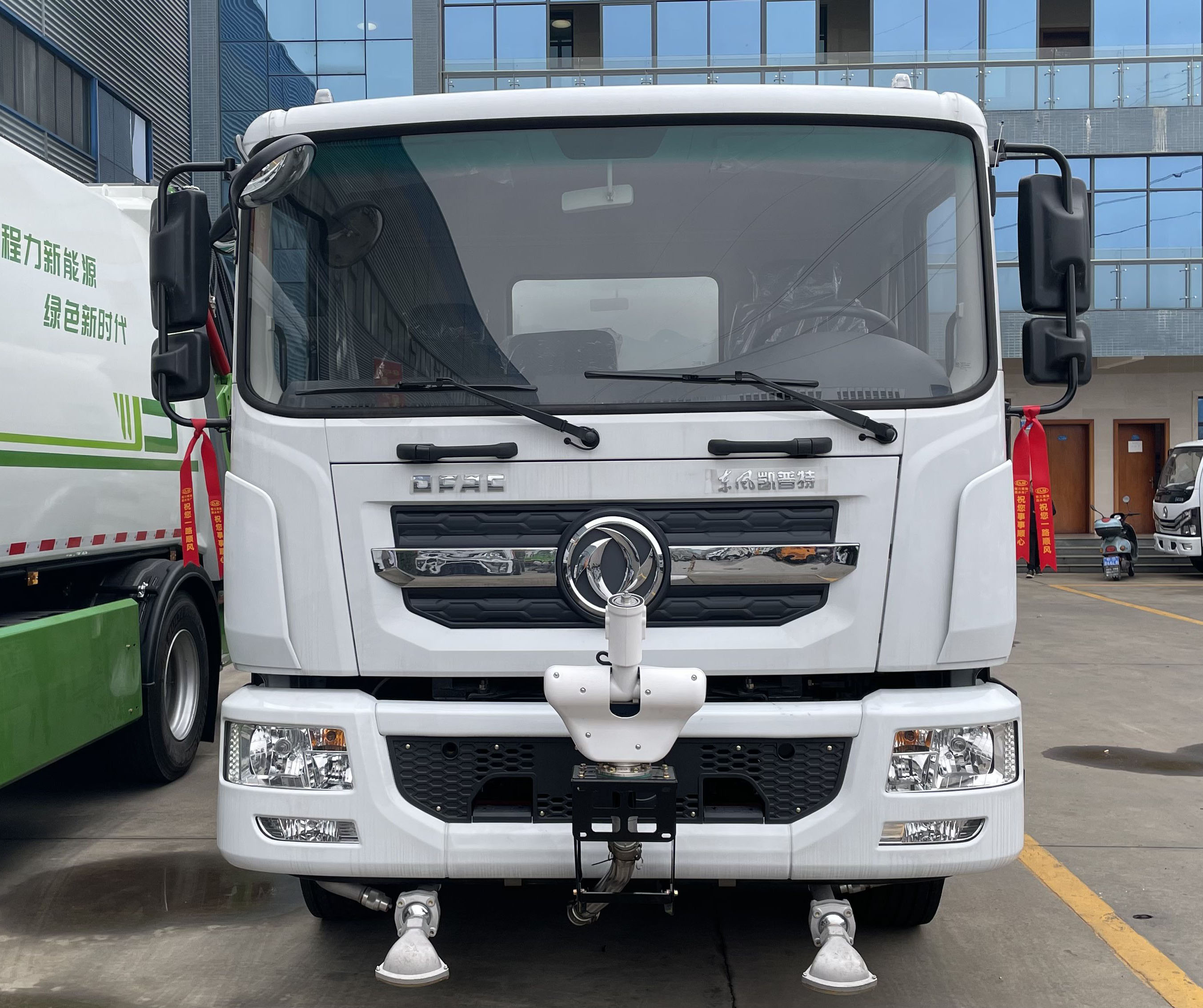 東風(fēng)凱普特12方純電動綠化噴灑車圖片2