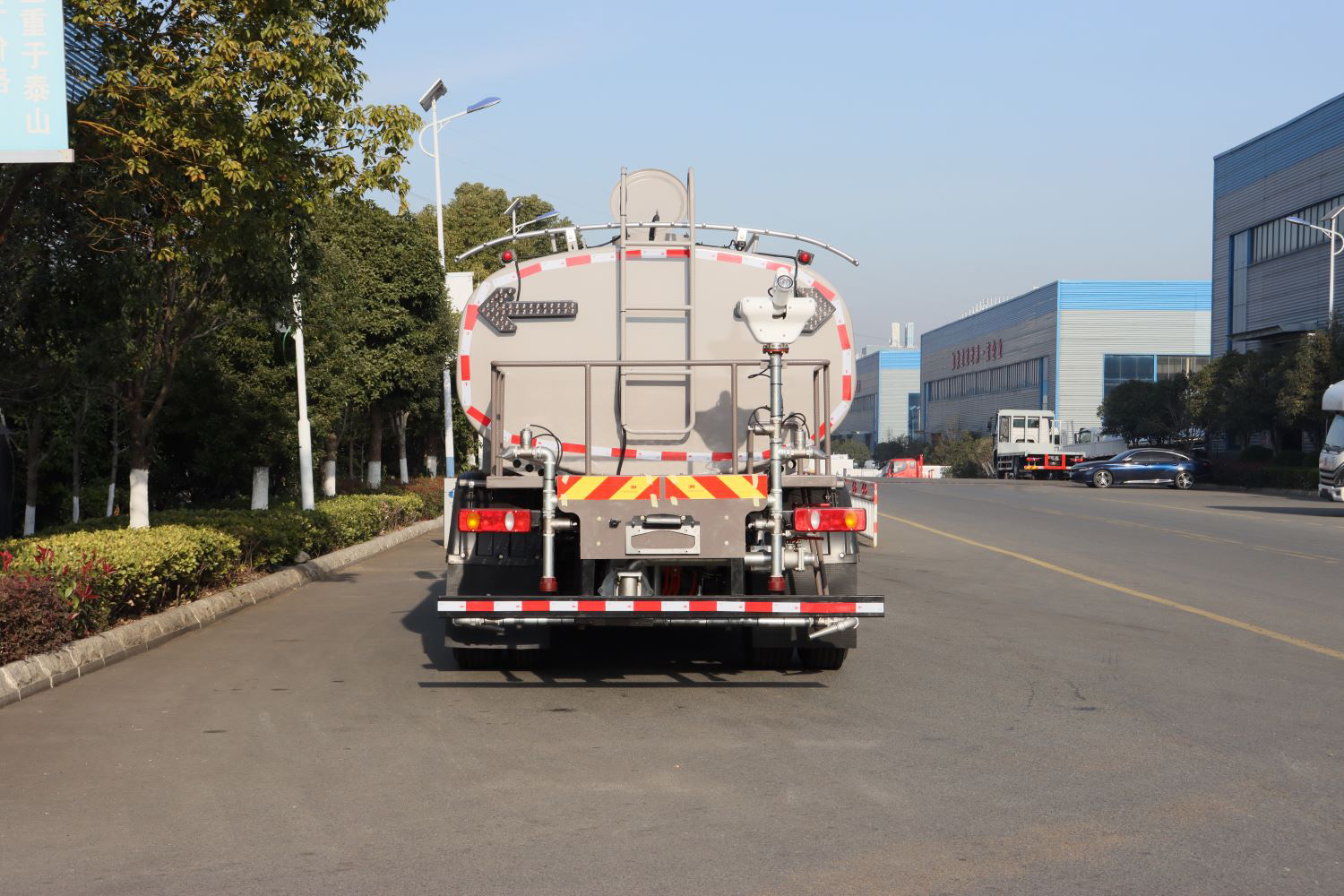 東風(fēng)天錦純電動(dòng)10方多功能灑水車(chē)圖片5