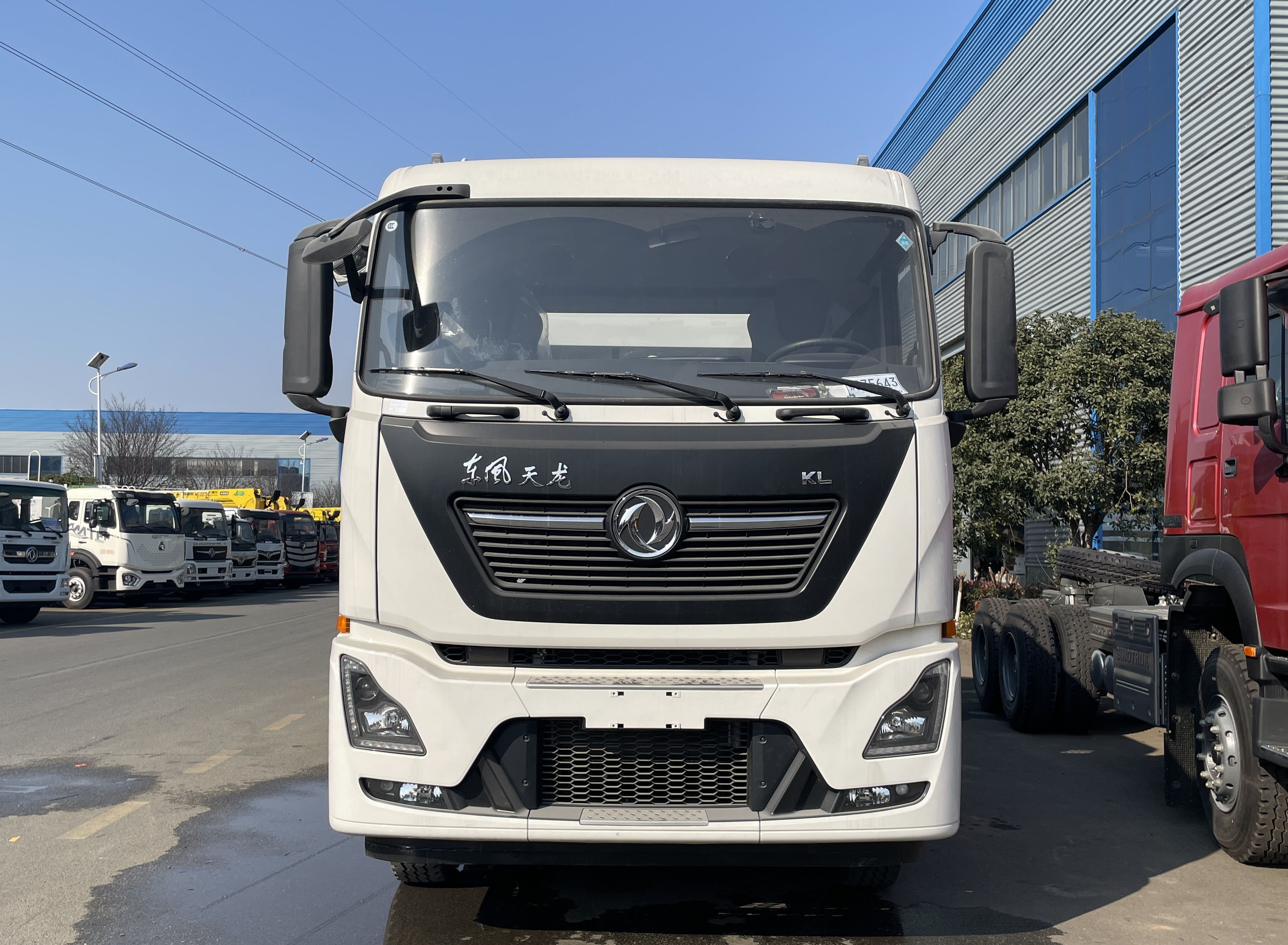 東風(fēng)天龍后雙橋多功能霧炮抑塵車圖片2